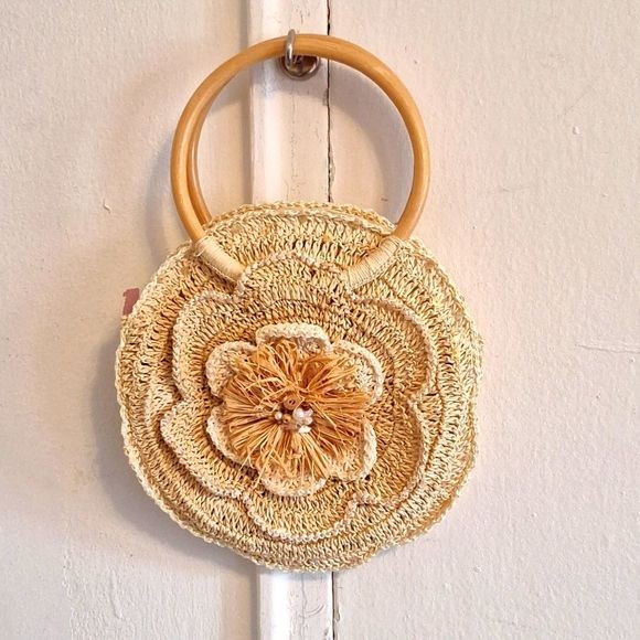 Elegant Tan Woven Handbag - Picture 1 of 6